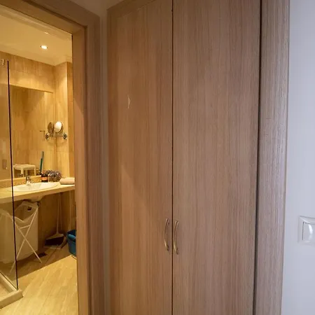 Apartment Seaside Serenity - Luxurious Beach-front With A Refreshing Pool *