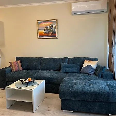Apartment Seaside Serenity - Luxurious Beach-front With A Refreshing Pool
