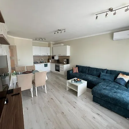 Apartment Seaside Serenity - Luxurious Beach-front With A Refreshing Pool Varna
