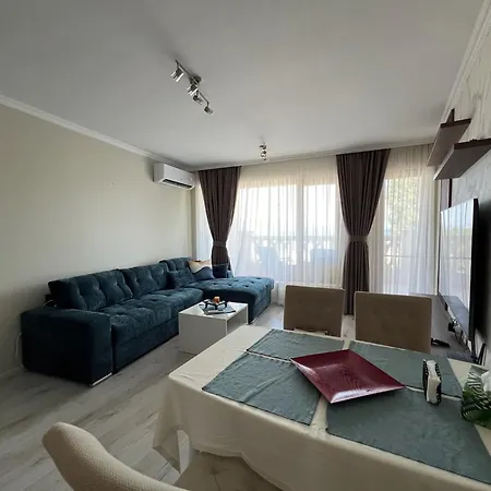 Seaside Serenity - Luxurious Beach-front With A Refreshing Pool Varna