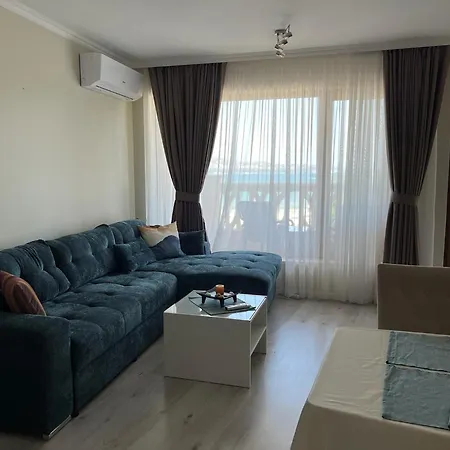 Seaside Serenity - Luxurious Beach-front With A Refreshing Pool Appartement