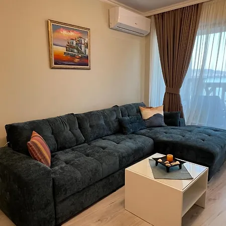 Apartment Seaside Serenity - Luxurious Beach-front With A Refreshing Pool
