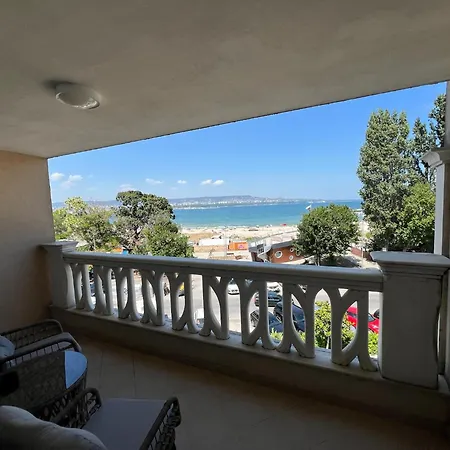 Seaside Serenity - Luxurious Beach-front With A Refreshing Pool Апартамент