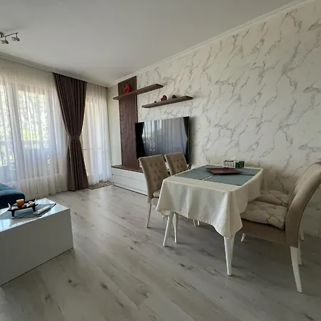 Апартамент Seaside Serenity - Luxurious Beach-front With A Refreshing Pool *