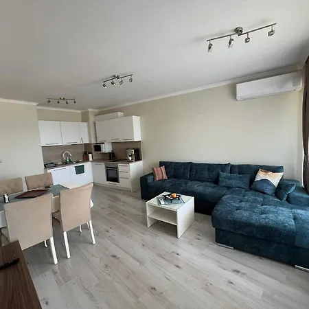 Seaside Serenity - Luxurious Beach-front With A Refreshing Pool Апартаменты Варна